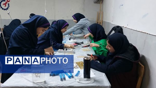 کارسوق سازه های سرنگی در دبیرستان دخترانه شاهدبحرینیان ناحیه۴ اصفهان