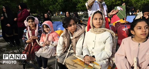 آسمانِ پارک فرهنگیان بناب زیر باران بادبادک‌های رنگی