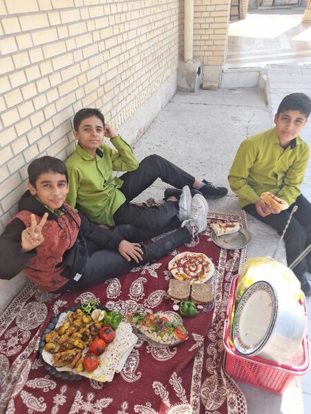 ناهار وحدت با طعم  شادی و لذت در مدرسه شاهد حاج مصلحیان
