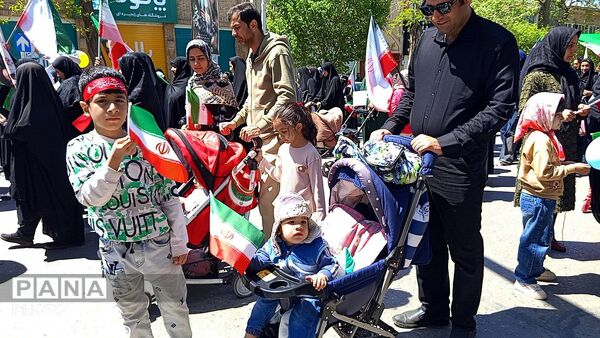 رژه‌ی کالسکه سواران در مسیر اربعین از فلکه ایران تا مسجد جامع