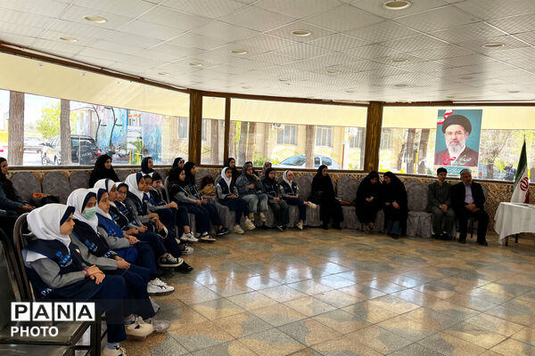‌تجلیل از دانش‌آموز خبرنگاران فعال پانا در شب‌های قرار ایستادگی آباده