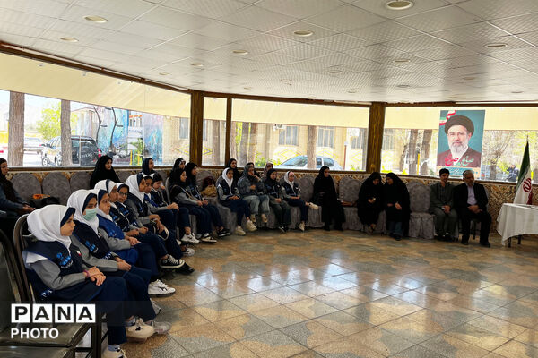 ‌تجلیل از دانش‌آموز خبرنگاران فعال پانا در شب‌های قرار ایستادگی آباده
