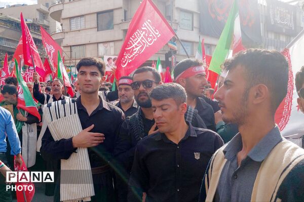 حضور پرشور جمعی از قوم بختیاری لردگان در آیین تشییع رهبر در میدان انقلاب تهران
