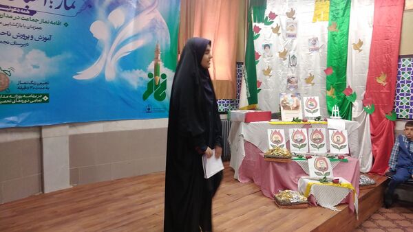آیین نواخته شدن زنگ نماز در دبیرستان نجمه