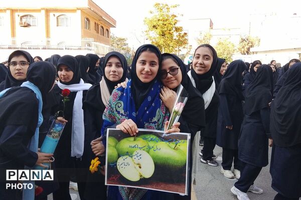 به صدا درآمدن زنگ سلامت در دبیرستان شاهد مرضیه جشن گرفتن حال خوب دانش آموزان 