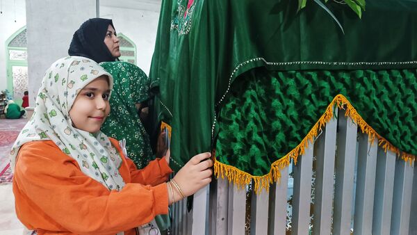 جشن میلاد حضرت زینب(س) با حضور پرشور مردم یاسوج در حرم امامزاده عبدالله(ع) 