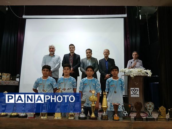 برگزاری مراسم تقدیر و تجلیل از دانش آموزان فوتبالیست باشگاه میعاد 