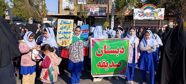 دانش‌آموزان دهلرانی در راهپیمائی ۲۲بهمن
