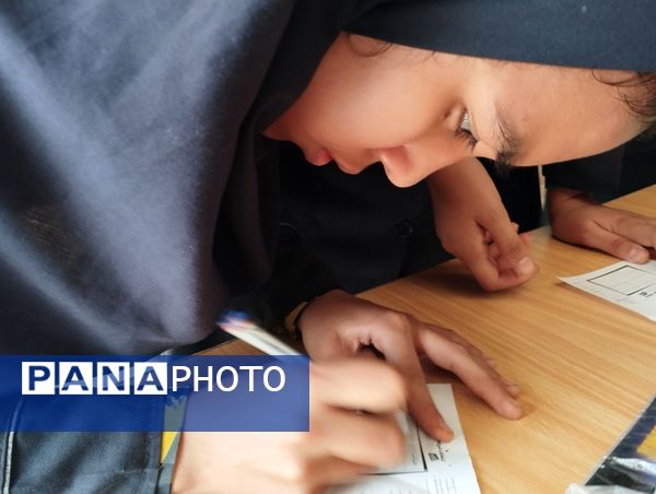 انتخابات شورای دانش‌آموزی در دبیرستان فاطمه آهنچی مشهد