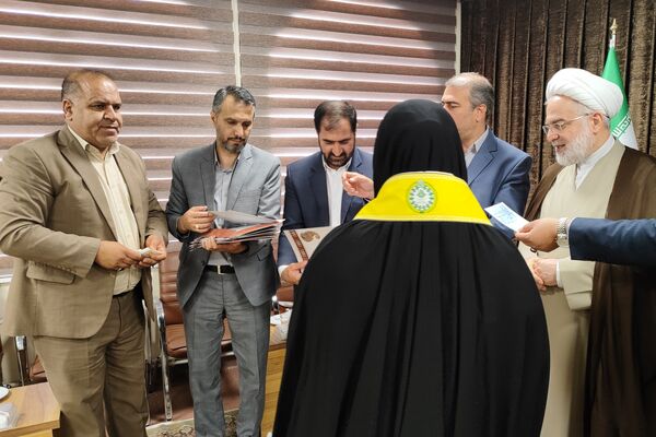 دیدار دختران دانش‌آموز سنندجی با نماینده ولی‌فقیه در کردستان 