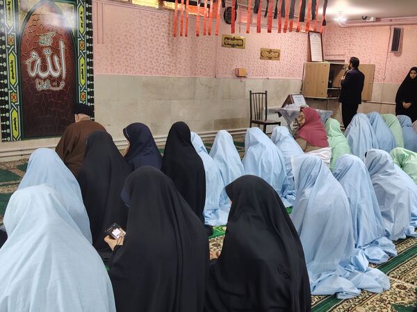 جلسه پرسش و پاسخ با امام جمعه شهرستان نیشابور در دبیرستان شاهد قدسیان 