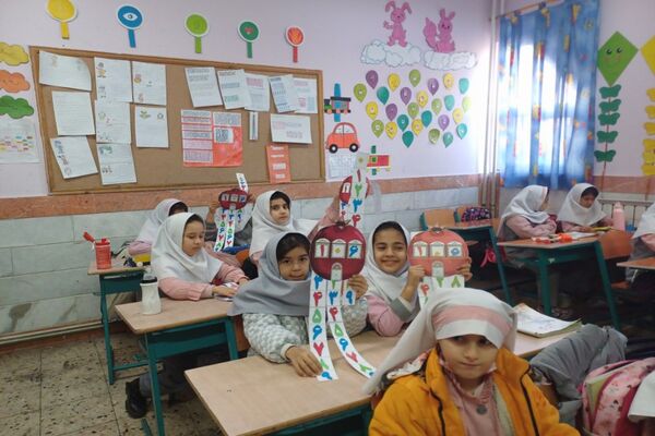 جشن یادگیری صدگان توسط دانش‌آموزان کلاس دوم دبستان شاهد نرگس