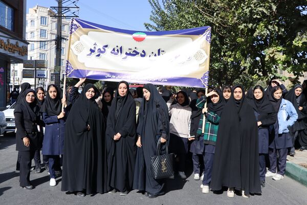 حضور پرشور دانش‌آموزان و مسئولین در راهپیمایی ۱۳ آبان در ناحیه یک بهارستان