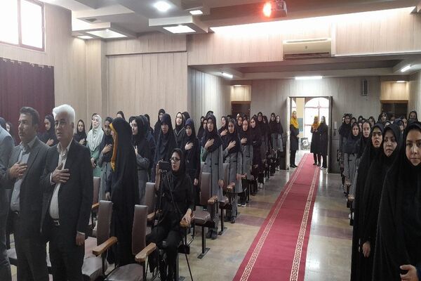 مراسم تجلیل از همیار معلم‌های نمونه دبیرستان آرمیتا مصلی نژاد