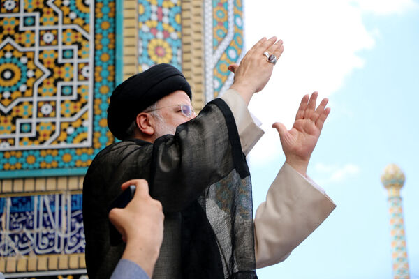 حضور پرشور نوجوانان قمی در آیین استقبال از رئیس جمهوری 