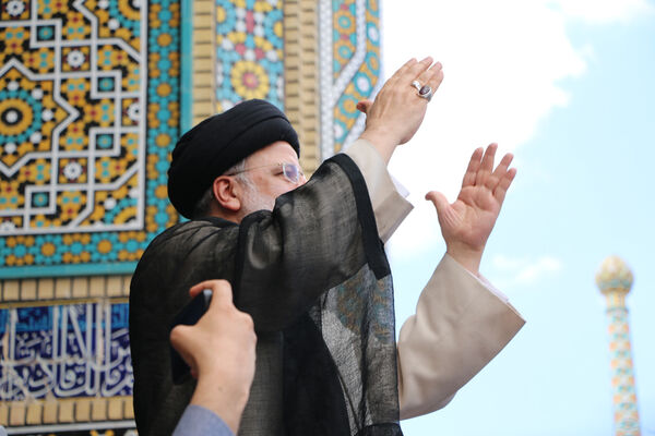 حضور پرشور نوجوانان قمی در آیین استقبال از رئیس جمهوری 