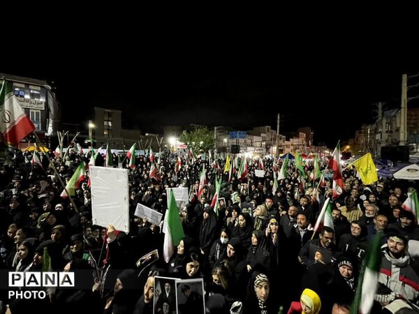 حضور دانش‌آموزان و کودکان فردیسی در راهپیمایی شبانه «جنگ رمضان»