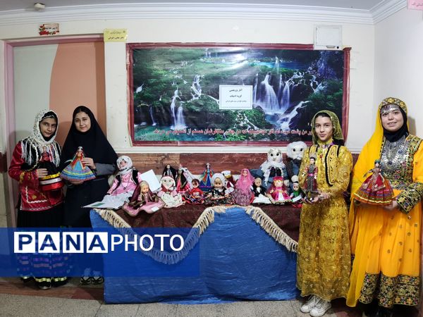 بازدید قطب کشوری مدیران از آموزشگاه شهدای معلم 2 همزمان با برپایی نمایشگاه علمی پژوهشی، انرژی های نوین، ادبیات و ریاضی