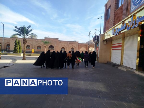 حضور پرشور دانش‌آموزان دبیرستان هیئت امنایی معراج اردبیل در راهپیمایی روز ۱۳ آبان ماه