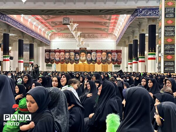 آیین شیرخوارگان حسینی با حضور همسران شهدا در قم