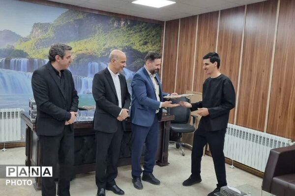 تقدیم قدردانی شهردار نسیم‌شهر از برگزیدگان پویش عکاسی «دلدادگان»