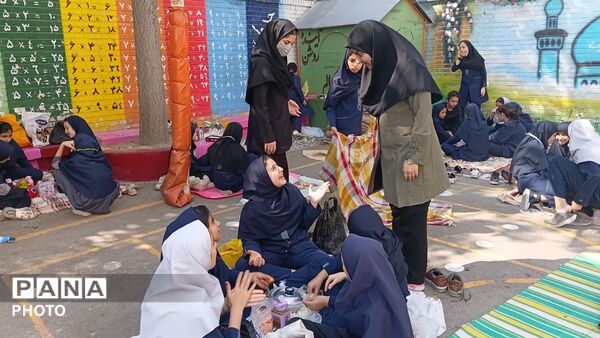 جشن شادی در حیاط مدرسه، دنیای رنگی بچه های رحمانی فرد در روز جهانی کودک