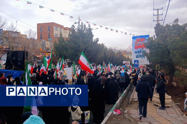 حضور اقشار مختلف مردم پردیس در راهپیمایی ۲۲بهمن 