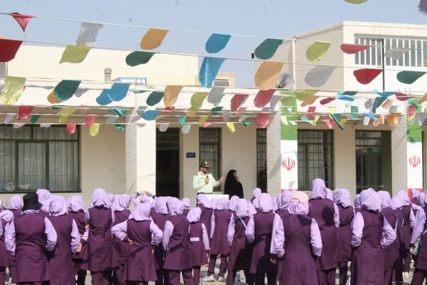 حضور پلیس در دبستان فاطمه‌الزهرا برای آموزش پیشگیری از آسیب‌های اجتماعی