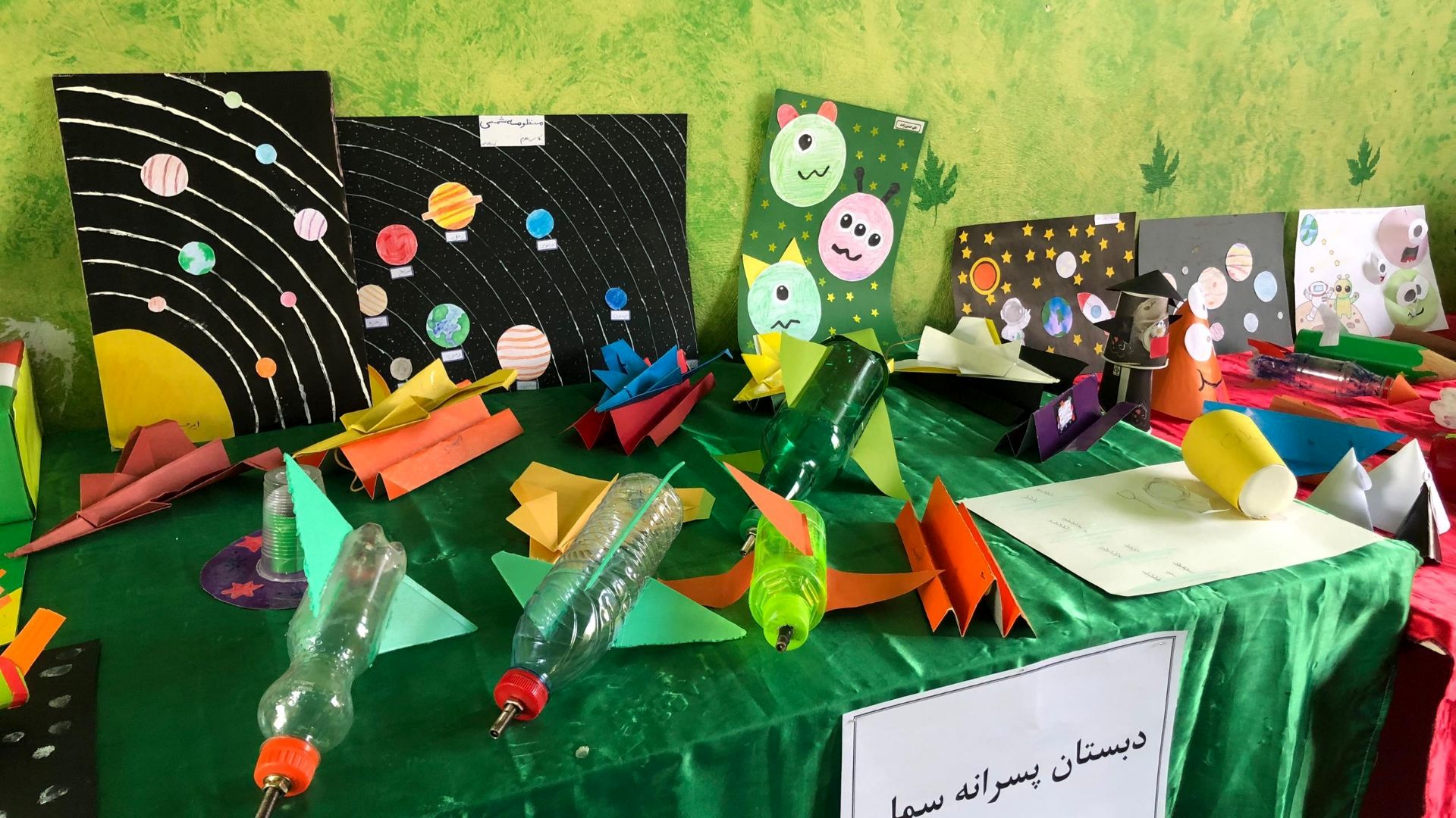 نمایشگاه آثار هفته جهانی فضا در حاجی‌آباد