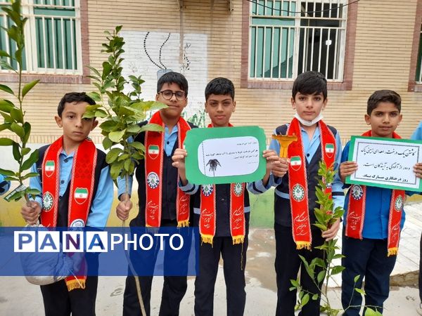 مراسم نمادین کاشت نهال در حاجی‌آباد 