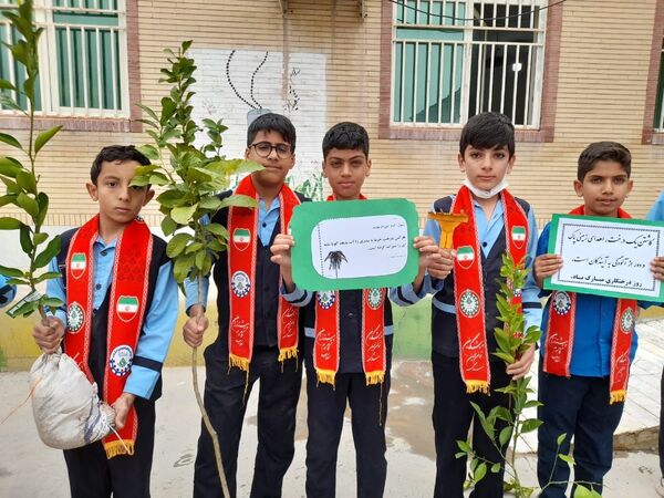 مراسم نمادین کاشت نهال در حاجی‌آباد 