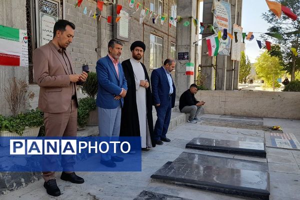 غبارروبی مزار شهدا در امام زاده حسن(ع) نسیم‌شهر