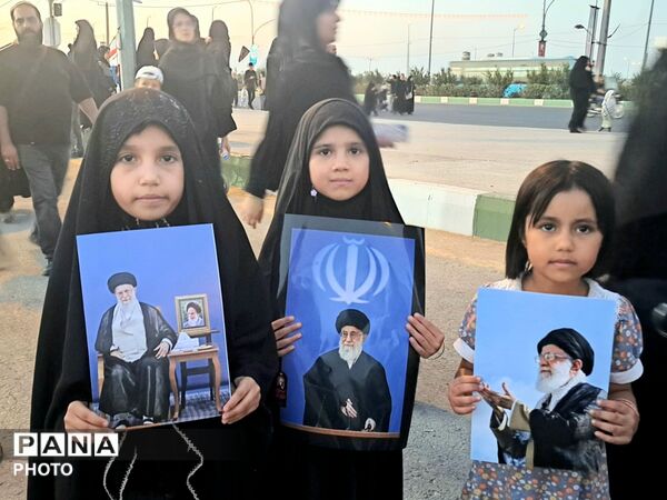 حمل پرچم های انتقام در پیاده روی اربعین 