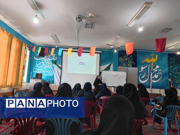 برگزاری جلسه آموزش خانواده در دبیرستان شاهد شهید قاسم سلیمانی