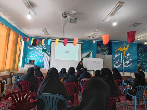 برگزاری جلسه آموزش خانواده در دبیرستان شاهد شهید قاسم سلیمانی