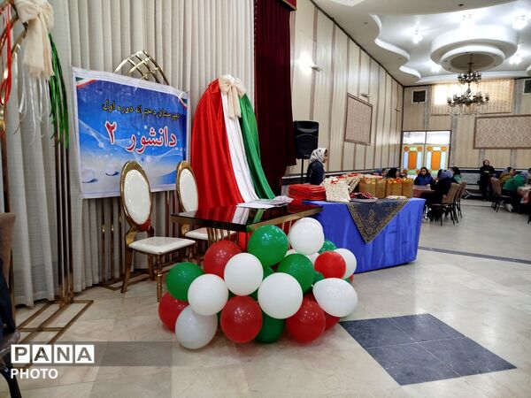 مراسم تقدیر و تشکر از دانش آموزان برتر درسی، اخلاقی و نماز جماعت در دبیرستان دخترانه دانشور 2 