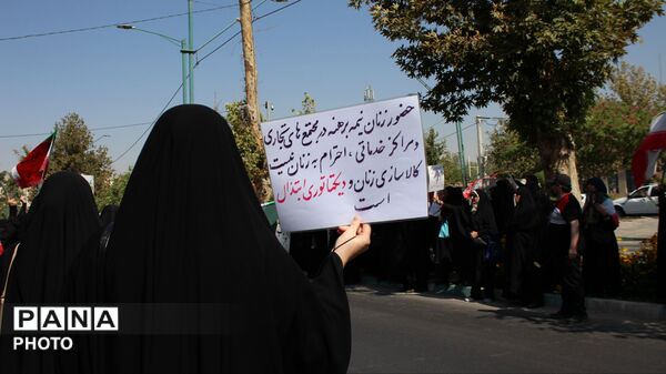 تجمع خودجوش زنان انقلابی در حمایت از حجاب