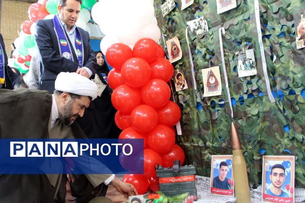 هم‌سرایی هزار نفری دانش‌آموزان یاور انقلاب در اسلامشهر