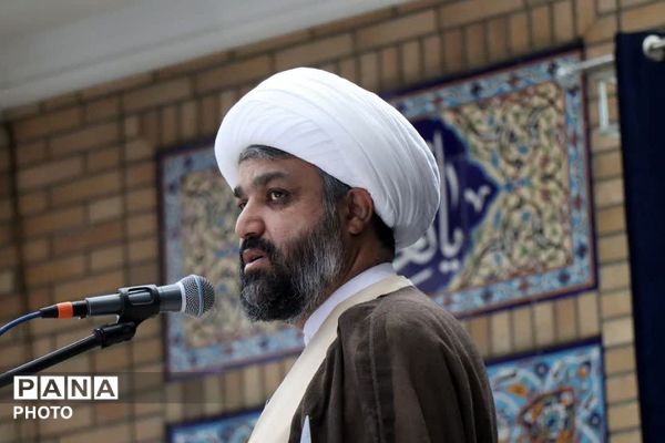 تجلیل از خادمین عرصه تربیت در نمازجمعه باقرشهر و کهریزک 