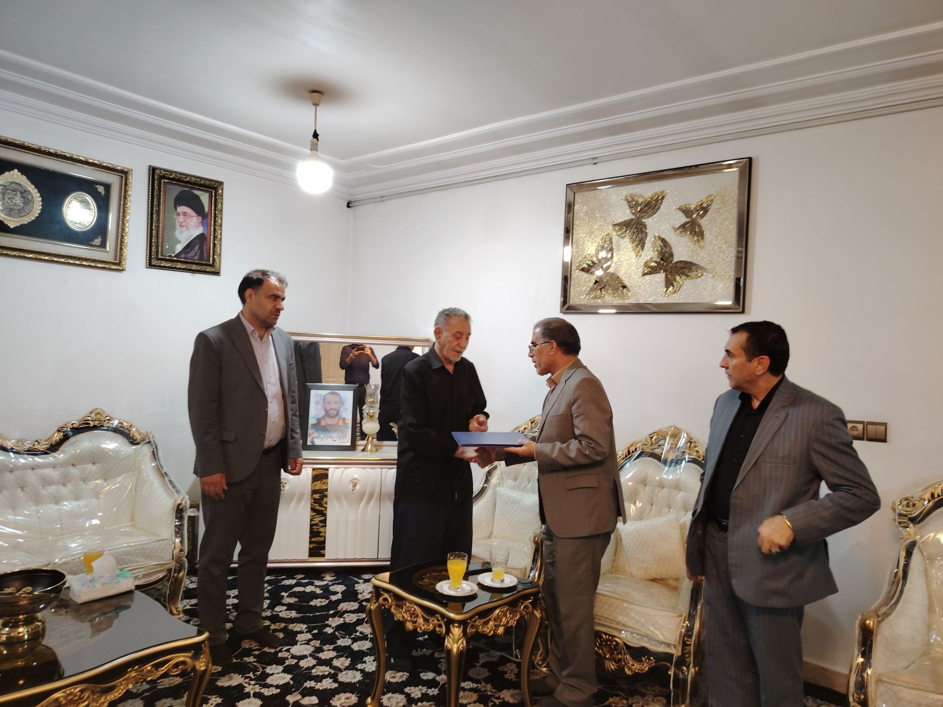 تجلیل از خانواده شهید یونس ماهرو بختیاری در دورود 