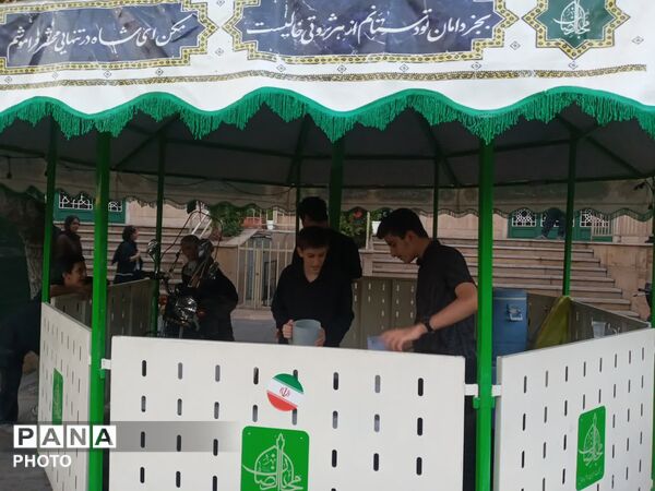 ایستگاه صلواتی دهه اول ماه صفر در مقابل فاطمیه تهران به همت نوجوانان آرمانی برپا شد