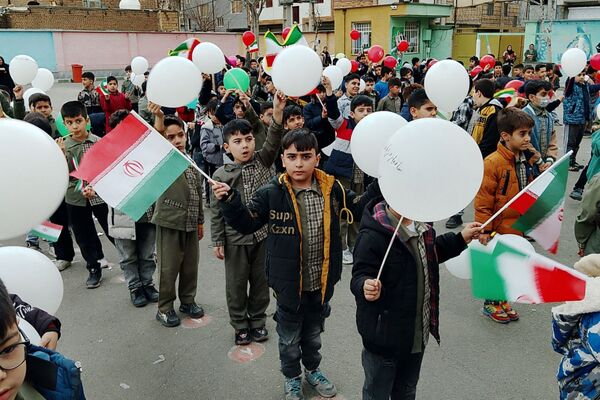 جشن پیروزی انقلاب اسلامی در مدارس رباط‌کریم