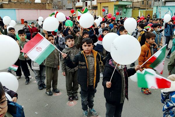 جشن پیروزی انقلاب اسلامی در مدارس رباط‌کریم