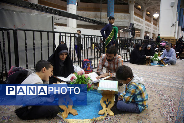 آیین ترتیل‌خوانی خانوادگی با قرائت قاریان نوجوان در حرم حضرت معصومه(س)