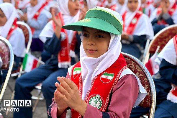تبلور معنویت و انسانیت در جشن عاطفه‌ها دبستان دخترانه حضرت صدیقه(س) ملارد
