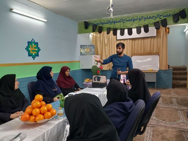جلسه شورای دبیران در دبیرستان دخترانه فضه 