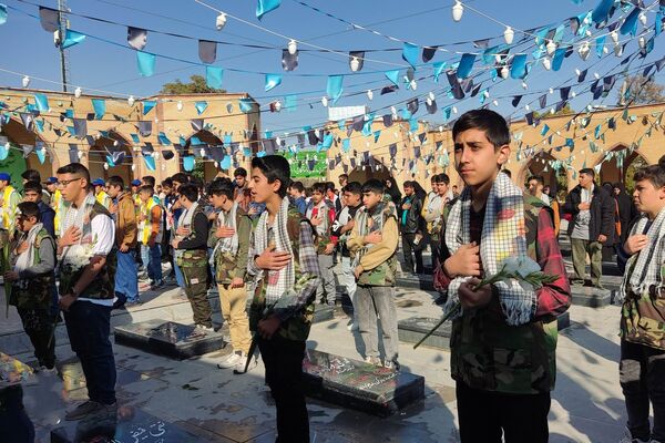تجدید میثاق دانش‌آموزان با شهدا