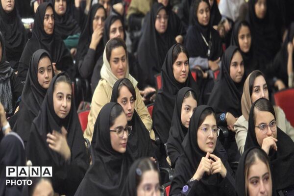 مراسم اعطای نشان سمپاد به دانش آموزان فرزانگان ورامین