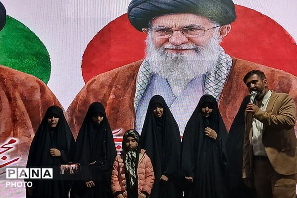 دختران «جان فدای ایران» در میدان امام خمینی(ره) ورامین 