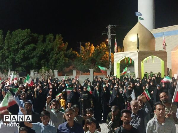 جلوه معنوی در سندرک؛ پرچم متبرک حرم اباعبدالله (ع) و عبای رهبر معظم انقلاب در تجمع مردمی